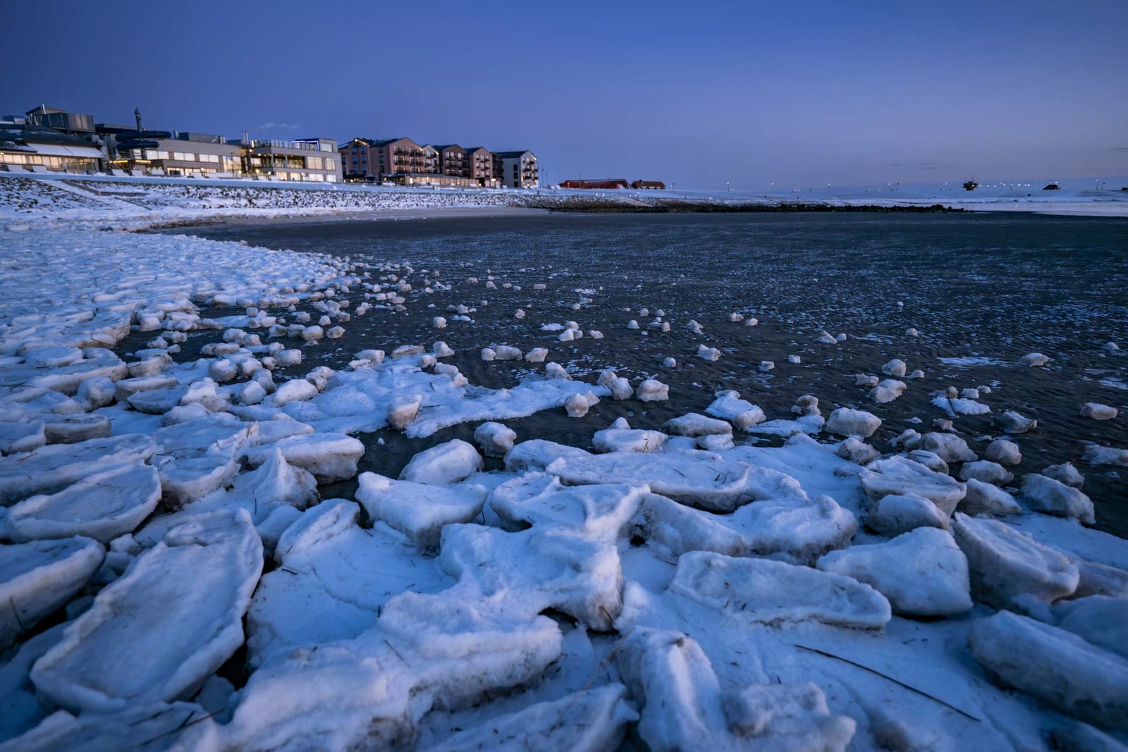 Winterliche Eisschollen im Watt vor der Büsumer Küste