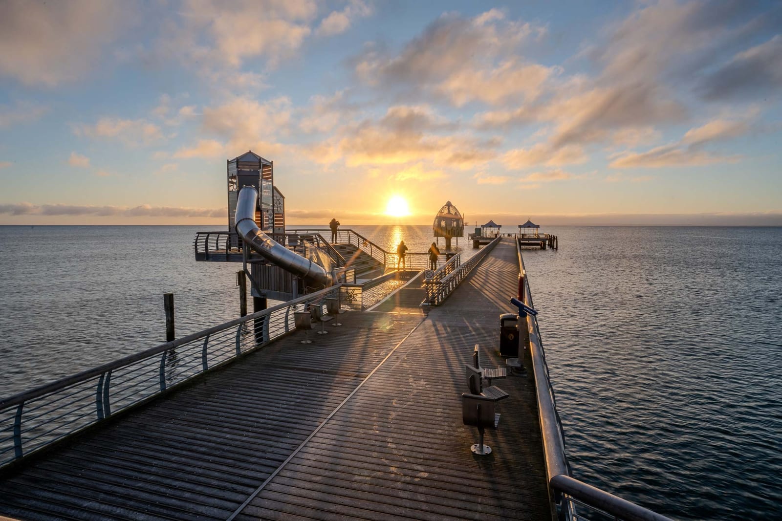 Die Grömitzer Seebrücke im warmen Licht des Sonnenuntergangs