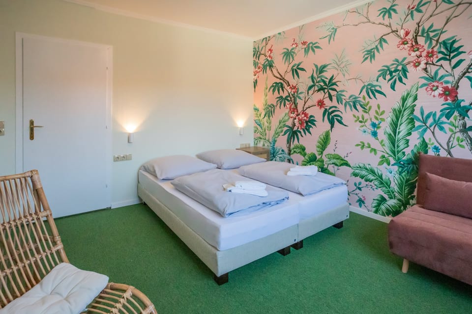 Doppelzimmer im Hotel WannerHus mit farbenfroher Wandgestaltung